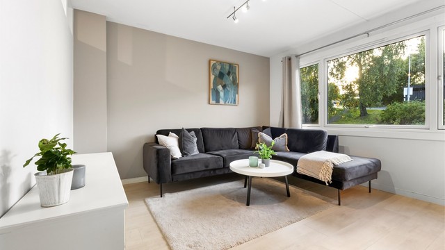 Stuen har plass til en romslig sofagruppe. Vinduene er fra 2008.