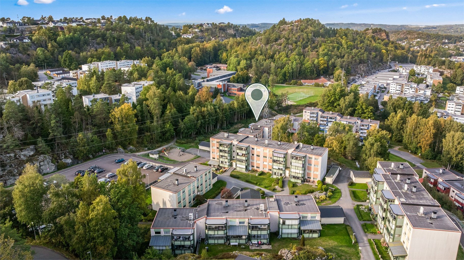 Eiendommen ligger kun ca. tre minutters gange fra Varden ungdomsskole og idrettsanlegg.
Foto: Fotograf Magik