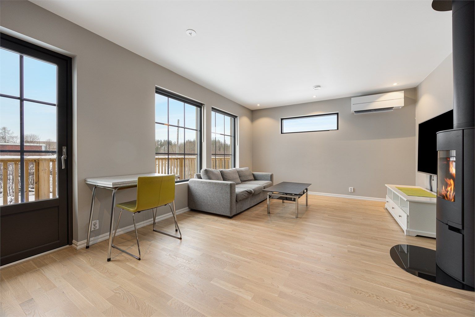 Fra stuen er det direkte utgang til verandaen via en glassdør.