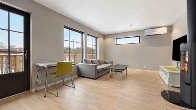 Fra stuen er det direkte utgang til verandaen via en glassdør.