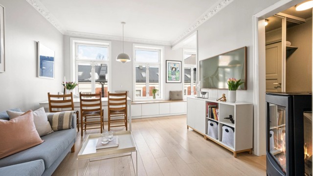 Tom Martinsen har gleden av å presentere enn lekker og arealeffektiv 2-roms med klassiske detaljer og høy standard.