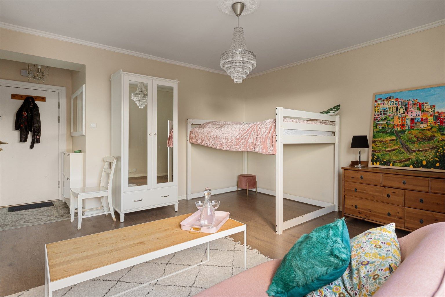 Leiligheten er tilknyttet felles varmtvann og varmes opp via varme til radiatorer. God plass i stuen til seng. 