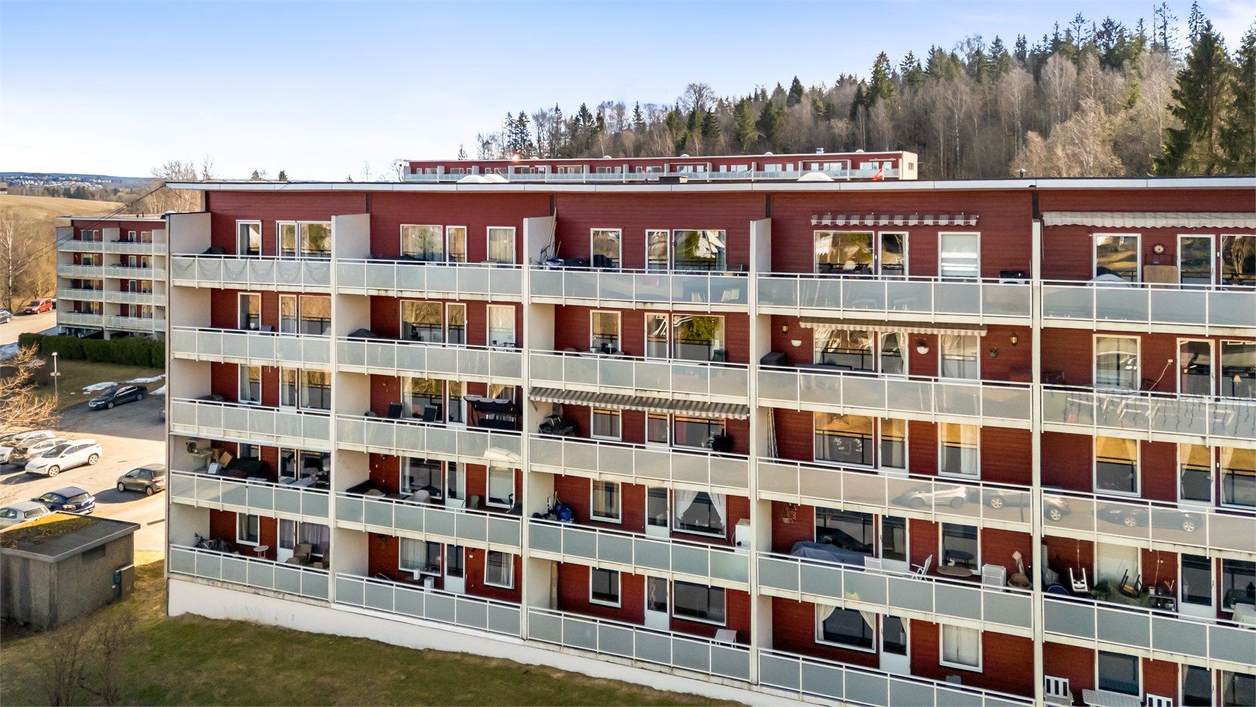 Boligsameiet består av 168 seksjoner. Fellesutgiftene inkluderer TV og internett fra Telia.