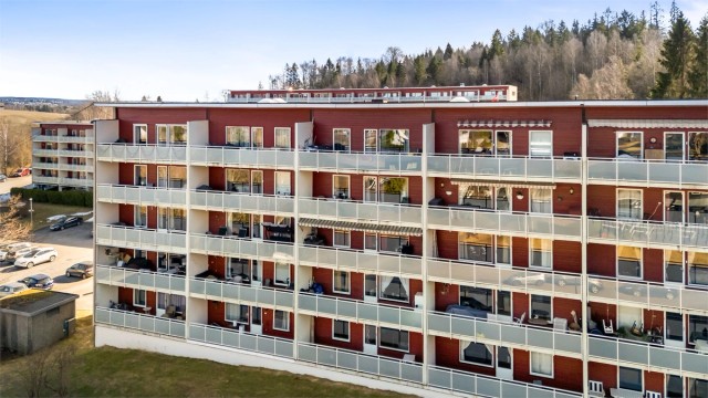 Boligsameiet består av 168 seksjoner. Fellesutgiftene inkluderer TV og internett fra Telia.