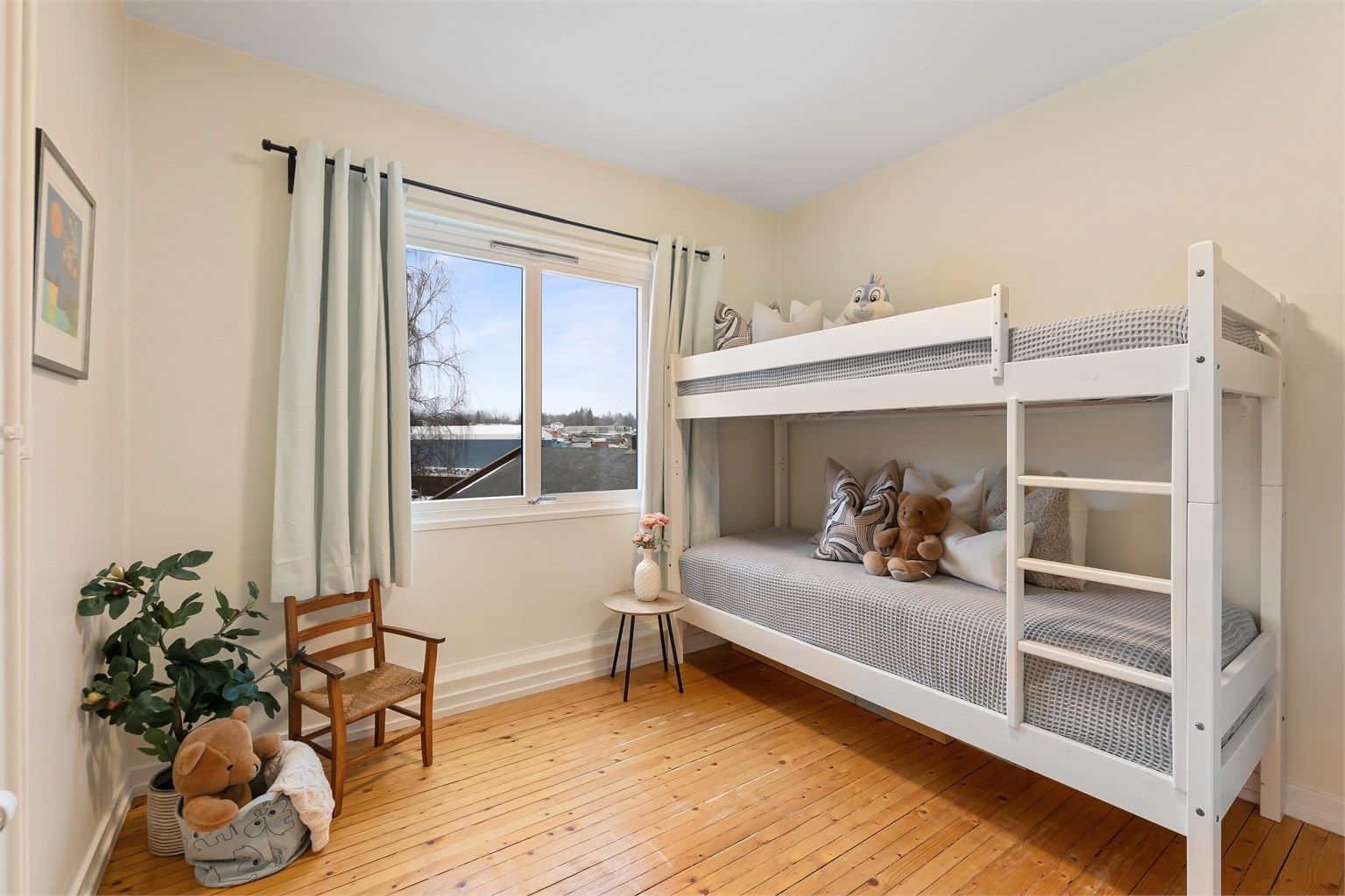 Det andre soverommet egner seg godt som barnerom, gjesterom eller kontor.