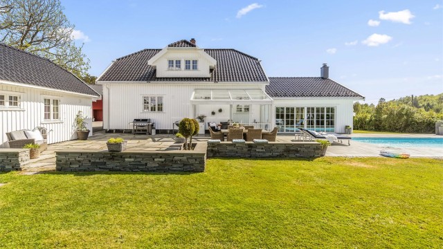 Uteområdet er pent inndelt i forskjellige soner som basseng, hagestue, spiseområde og grill-sone. Her kan barna fint sparke ball på den flate og store plenen.