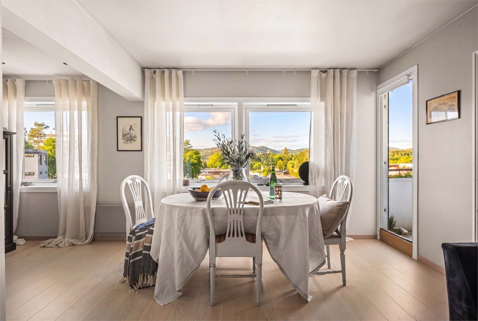 Leiligheten er malt i tidsriktige og moderne farger. Fra hele leiligheten kan du nyte flott utsikt mot Bærumsmarka.