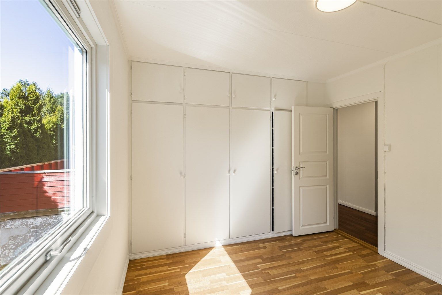 Hovedsoverommet har plassbygget garderobeskap for effektiv oppbevaring.