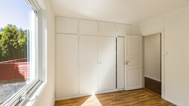 Hovedsoverommet har plassbygget garderobeskap for effektiv oppbevaring.