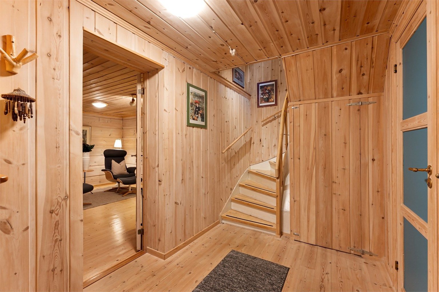 Kjellergangen har trepanel på vegger og himling samt adkomst til boder og kjellerstue.
