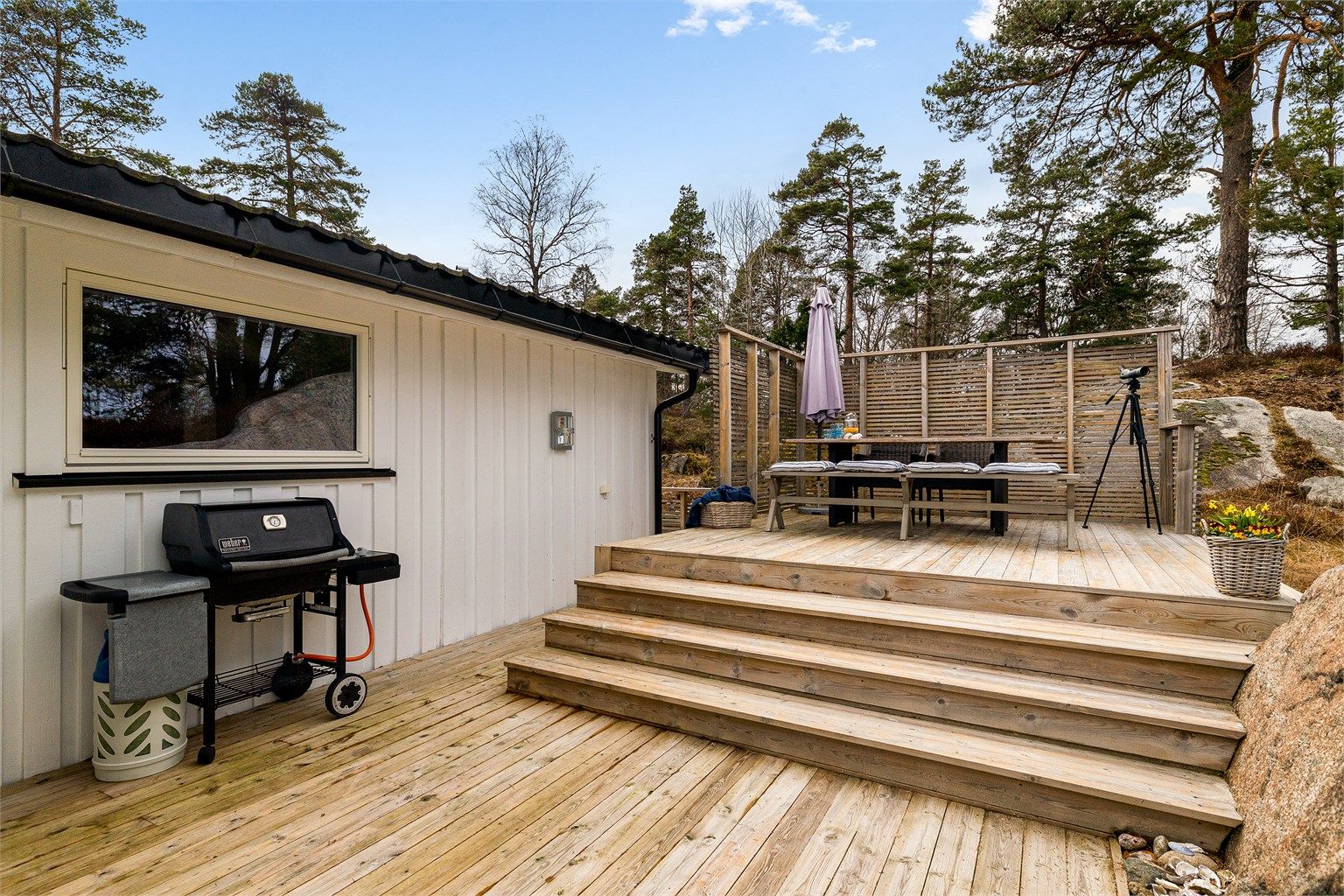 Mot vest, på baksiden av hytta, godt skjermet for innsyn, er det opparbeidet en stor terrasse hvor det er rikelig med plass til langbord.