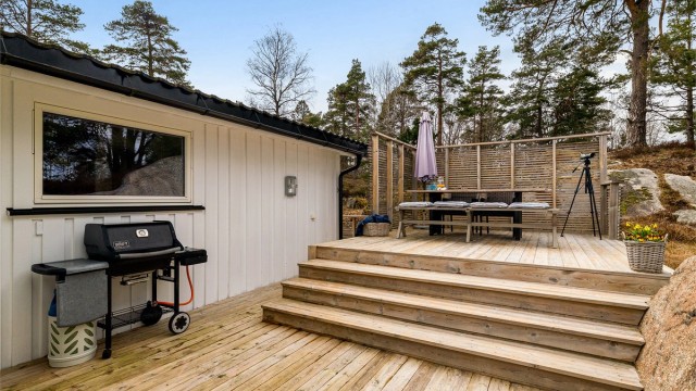 Mot vest, på baksiden av hytta, godt skjermet for innsyn, er det opparbeidet en stor terrasse hvor det er rikelig med plass til langbord.