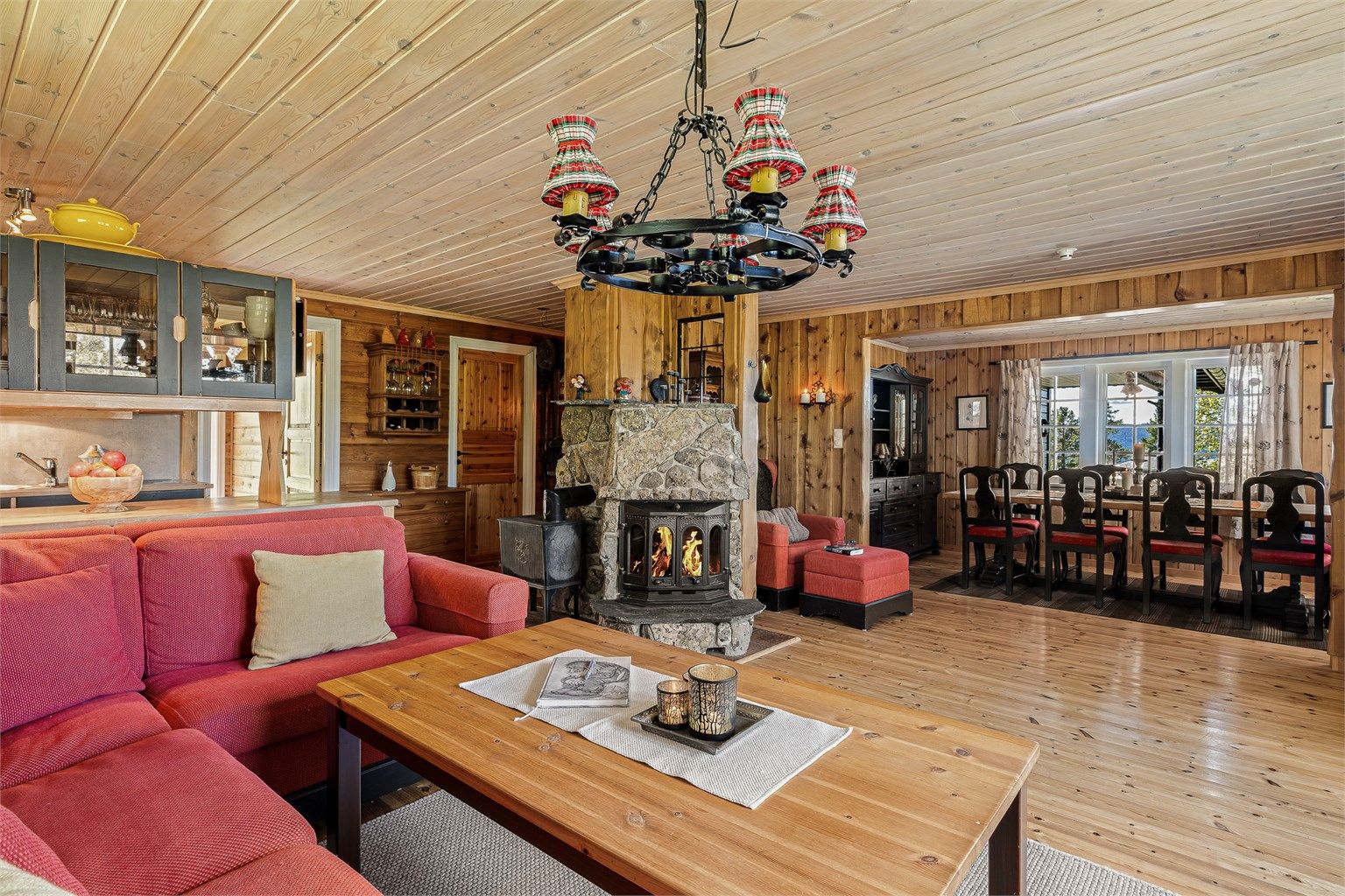 Hytta har en stor stue med både natursteinspeis med innsats og vedovn.