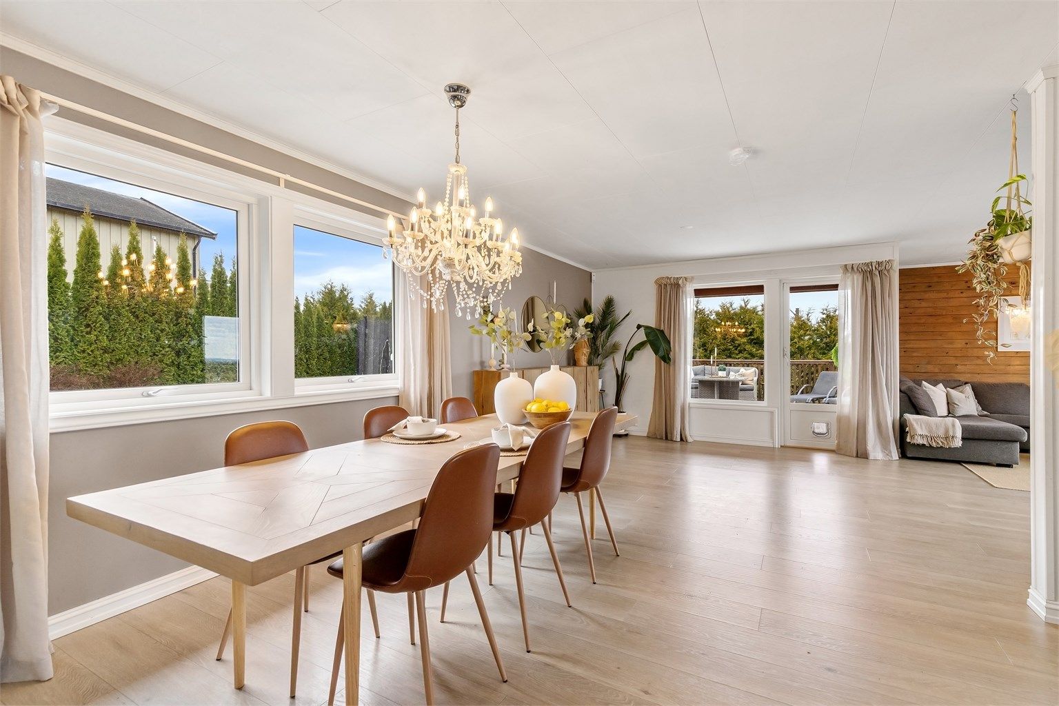 Den åpne planløsningen gir god plass til en egen spisesone i tilknytning til både stue og kjøkken.