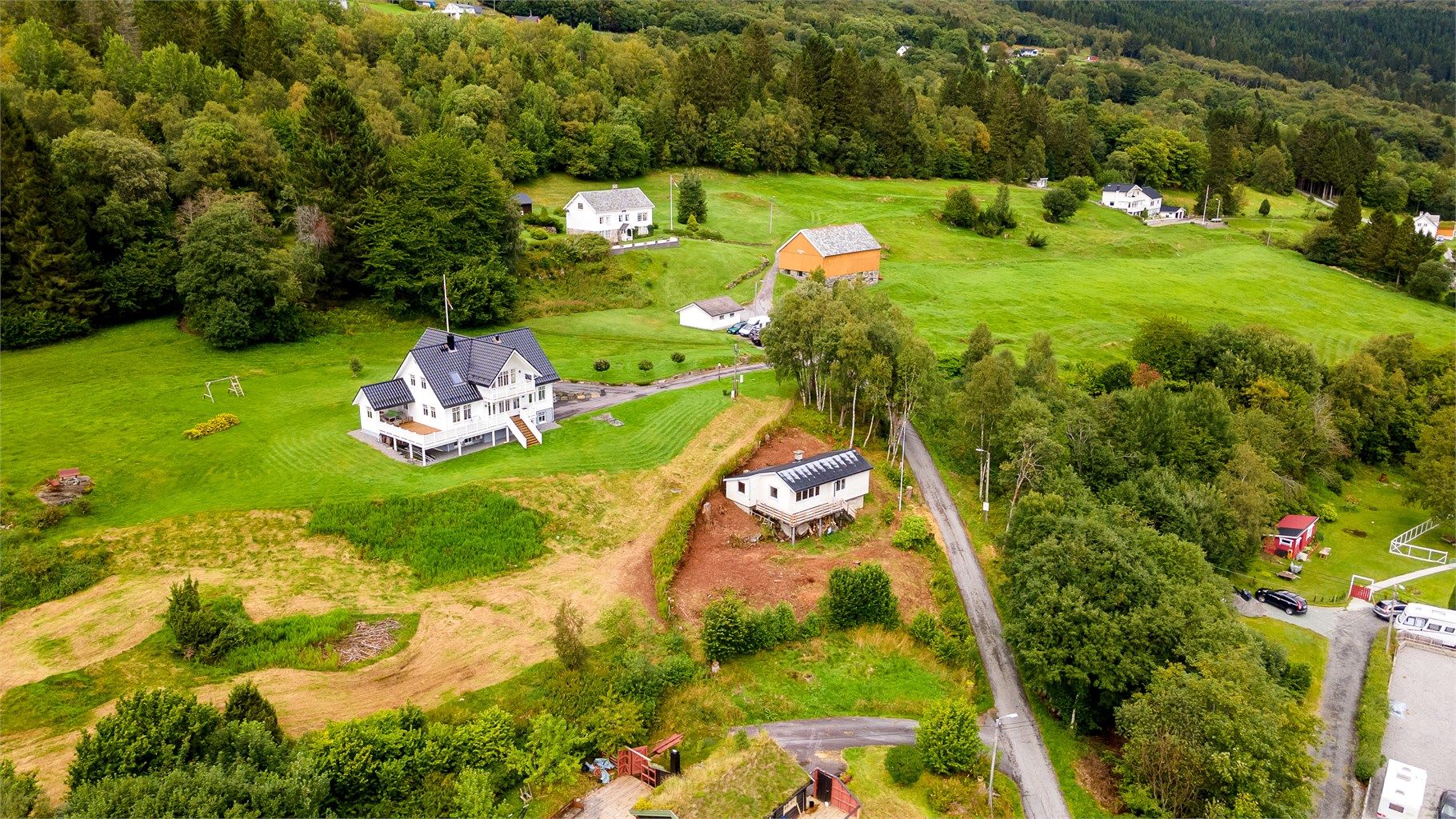 Dronebilde av eiendommen og nærområdet 