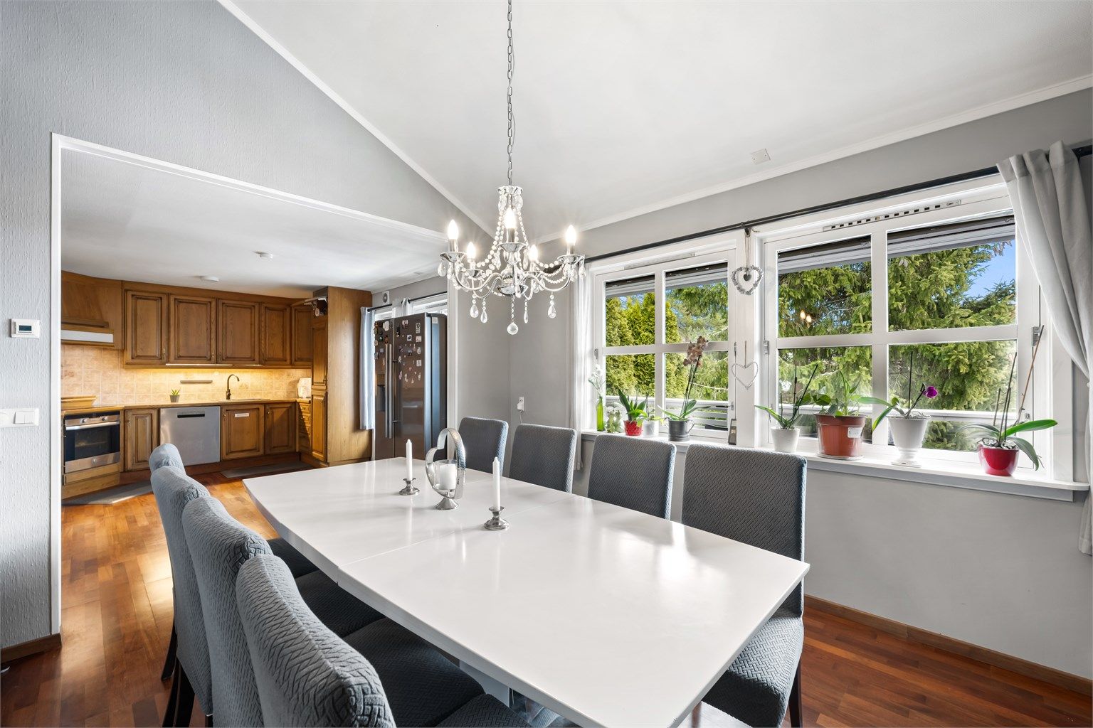 Spisestuen ligger sentralt plassert med god forbindelse til både kjøkken og stue, og har plass til et romslig spisebord. Her ligger alt til rette for både hverdagsmåltider og hyggelige sammenkomster med familie og venner.