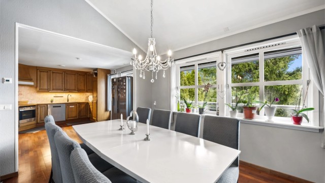 Spisestuen ligger sentralt plassert med god forbindelse til både kjøkken og stue, og har plass til et romslig spisebord. Her ligger alt til rette for både hverdagsmåltider og hyggelige sammenkomster med familie og venner.