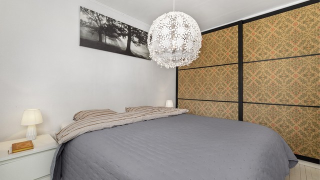 Romslig skyvedørsgarderobe gir rikelig med klesoppbevaring.