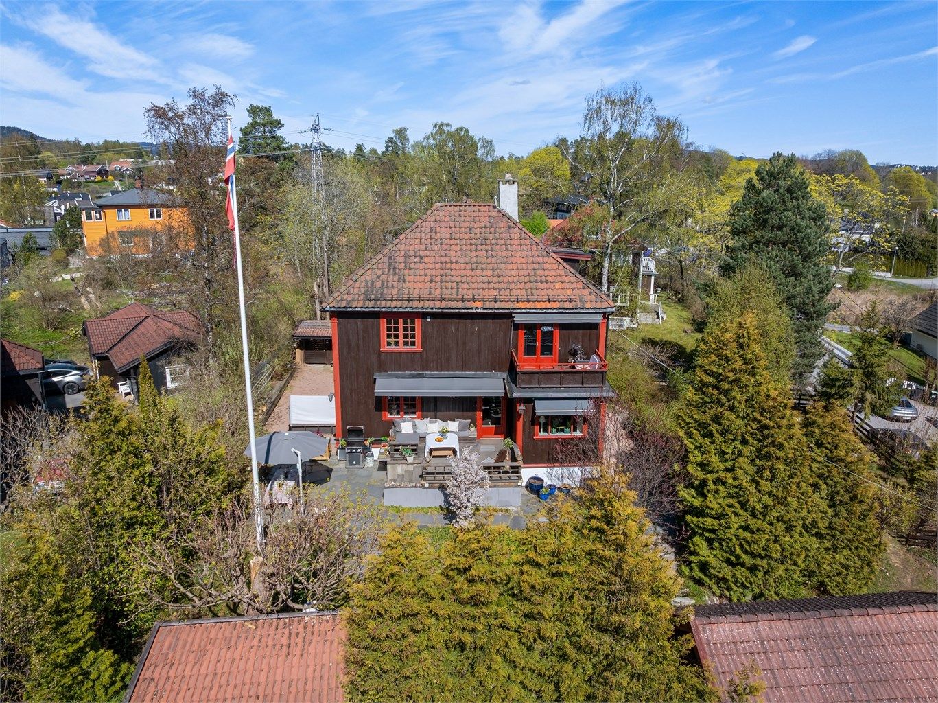 Eiendommen har en gunstig plassering med gode solforhold, spesielt på terrassen og i hagen.