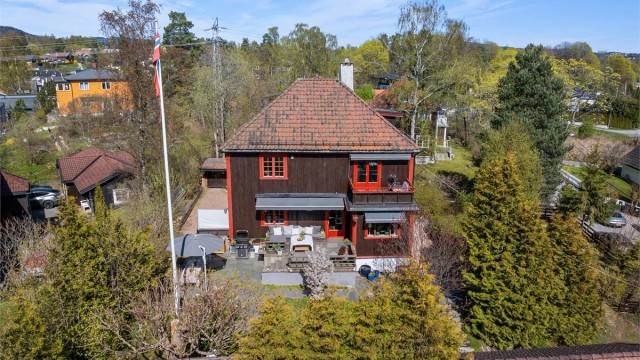 Eiendommen har en gunstig plassering med gode solforhold, spesielt på terrassen og i hagen.