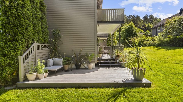 Den sydvestvendte terrassen er et naturlig samlingspunkt på varme dager.