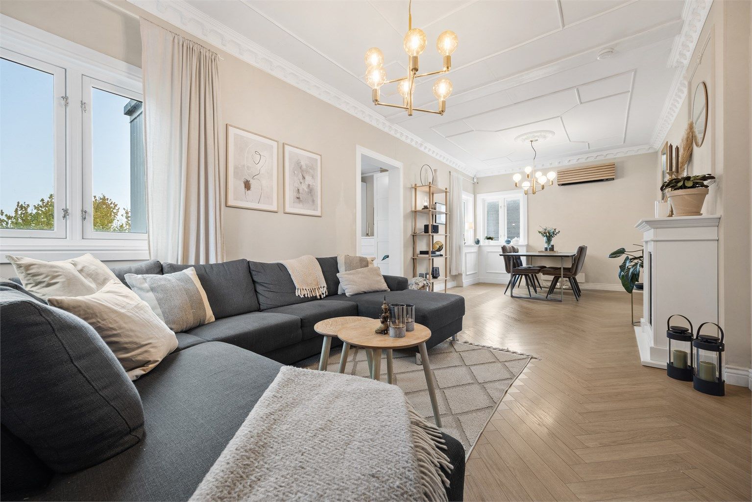 Boligen byr på en gjennomført blanding av moderne uttrykk og eldre sjarm.