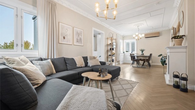Boligen byr på en gjennomført blanding av moderne uttrykk og eldre sjarm.