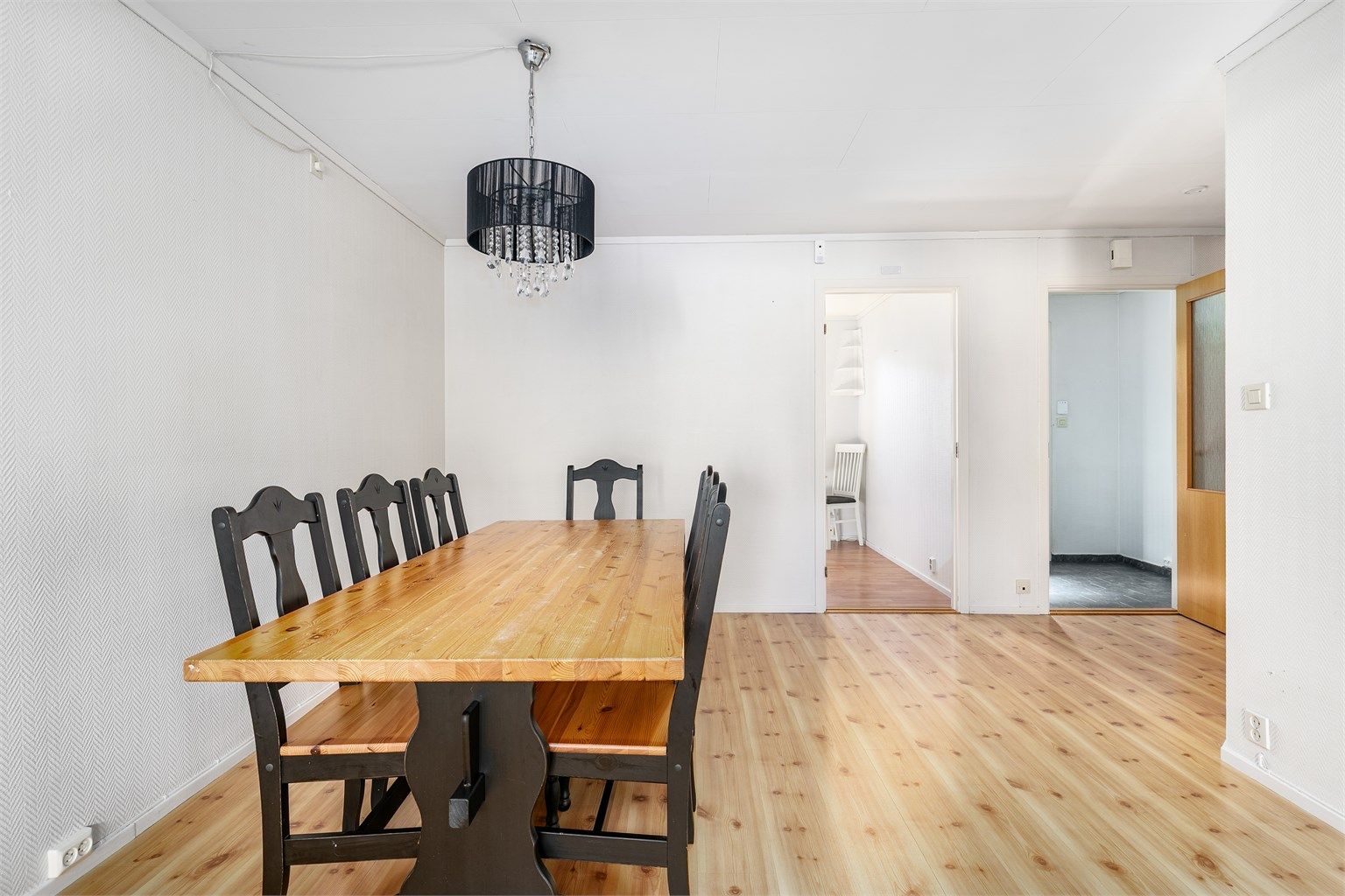 Kjøkkenet er adskilt i eget rom, tilstøtende stuen.