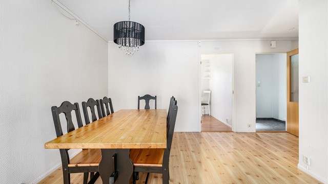 Kjøkkenet er adskilt i eget rom, tilstøtende stuen.