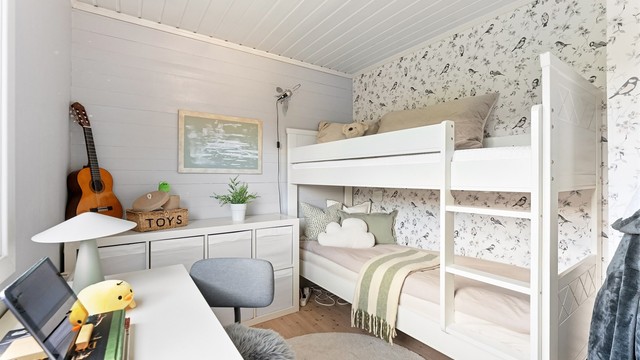 Et lyst og trivelig barnerom med plass til både seng og skrivepult.