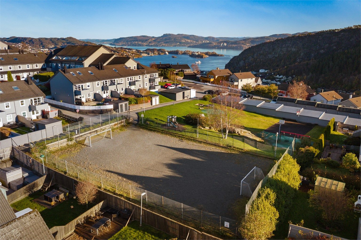 Felles lekeplass og ballbane like ved boligen.
