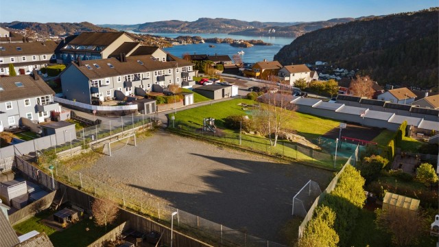 Felles lekeplass og ballbane like ved boligen.