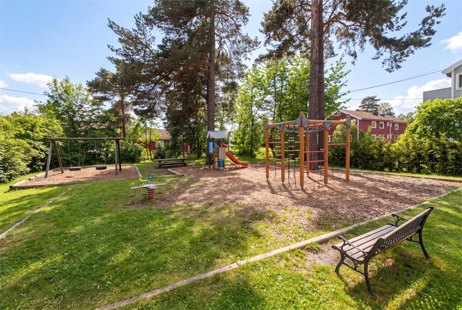 Borettslagets lekeplass ligger knapt 20 meter fra stuen - praktisk og svært familievennlig.