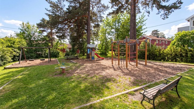 Borettslagets lekeplass ligger knapt 20 meter fra stuen - praktisk og svært familievennlig.