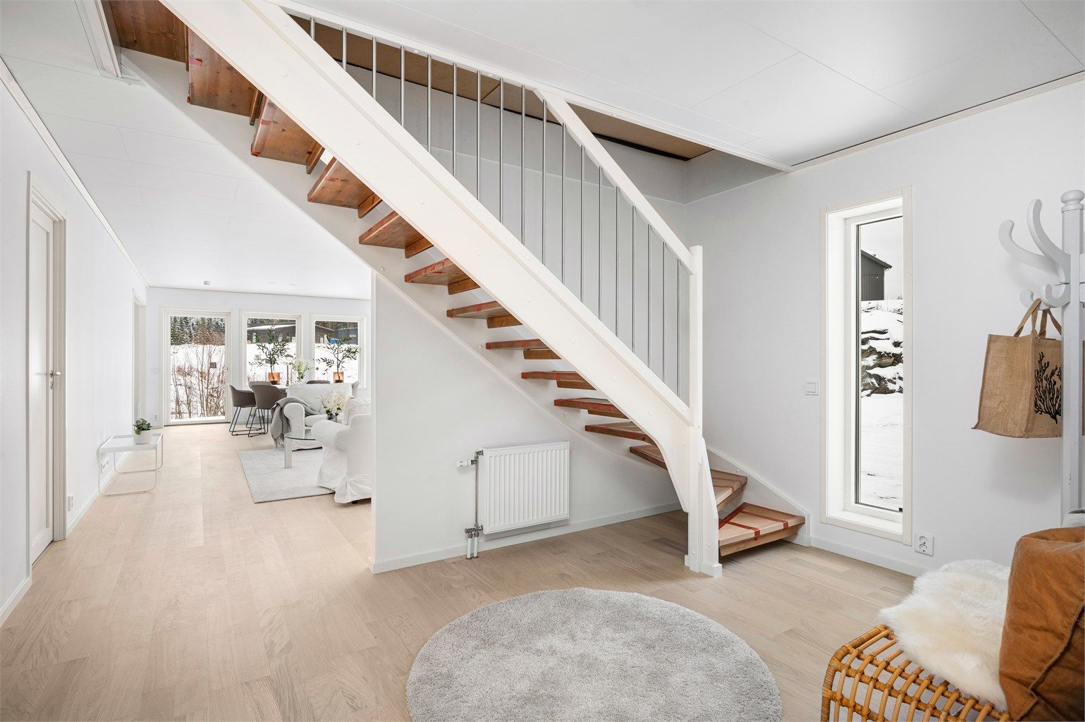 Entréen er lys og romslig. Her er det godt med plass til å henge fra seg tøy og sette fra seg sko. Ellers gir entréen et godt førsteinntrykk av boligen!