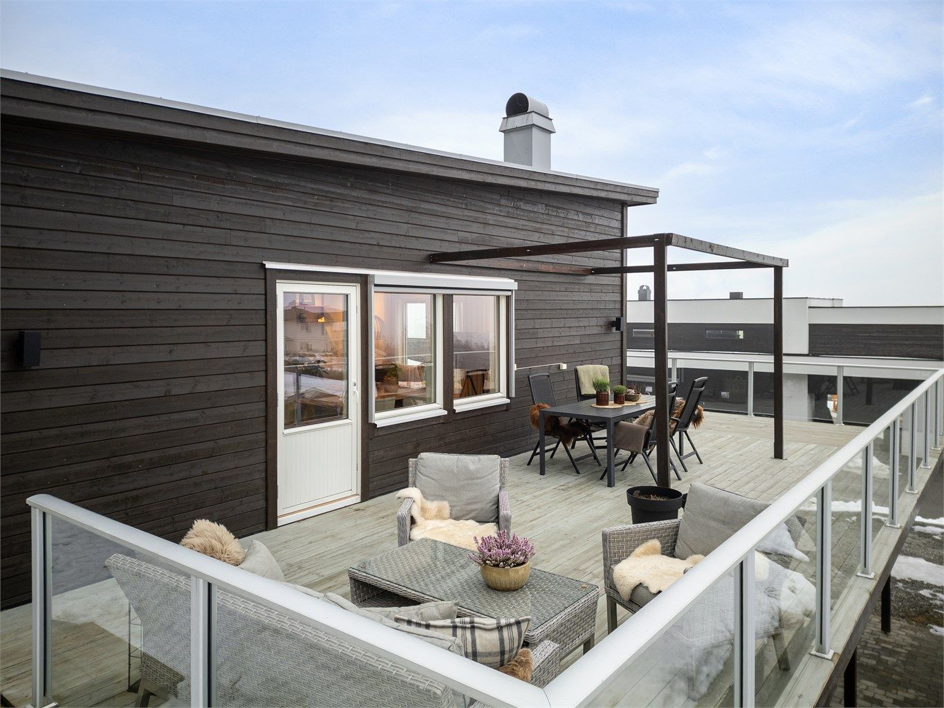 Stor og fin uteplass på altan på 51 kvm med utsikt og god plass til utemøbler