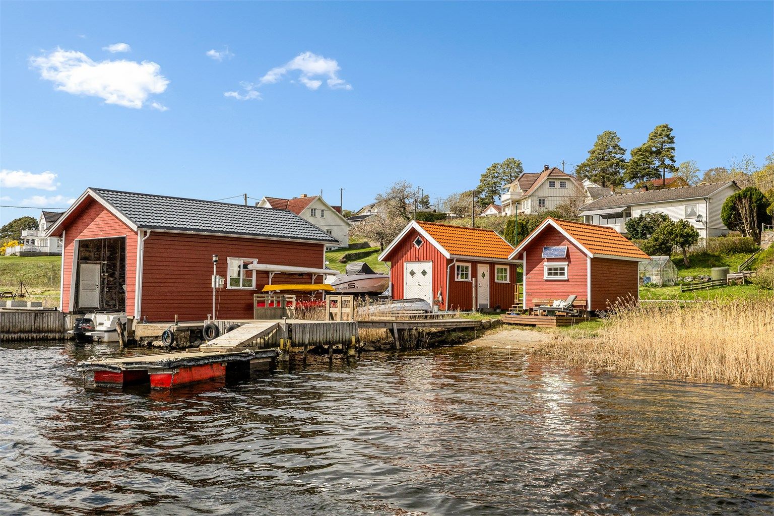 Huset ligger nydelig til med sjøen og tilhørende brygge, sjøbod og sandstrand rett på nedsiden.