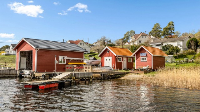 Huset ligger nydelig til med sjøen og tilhørende brygge, sjøbod og sandstrand rett på nedsiden.