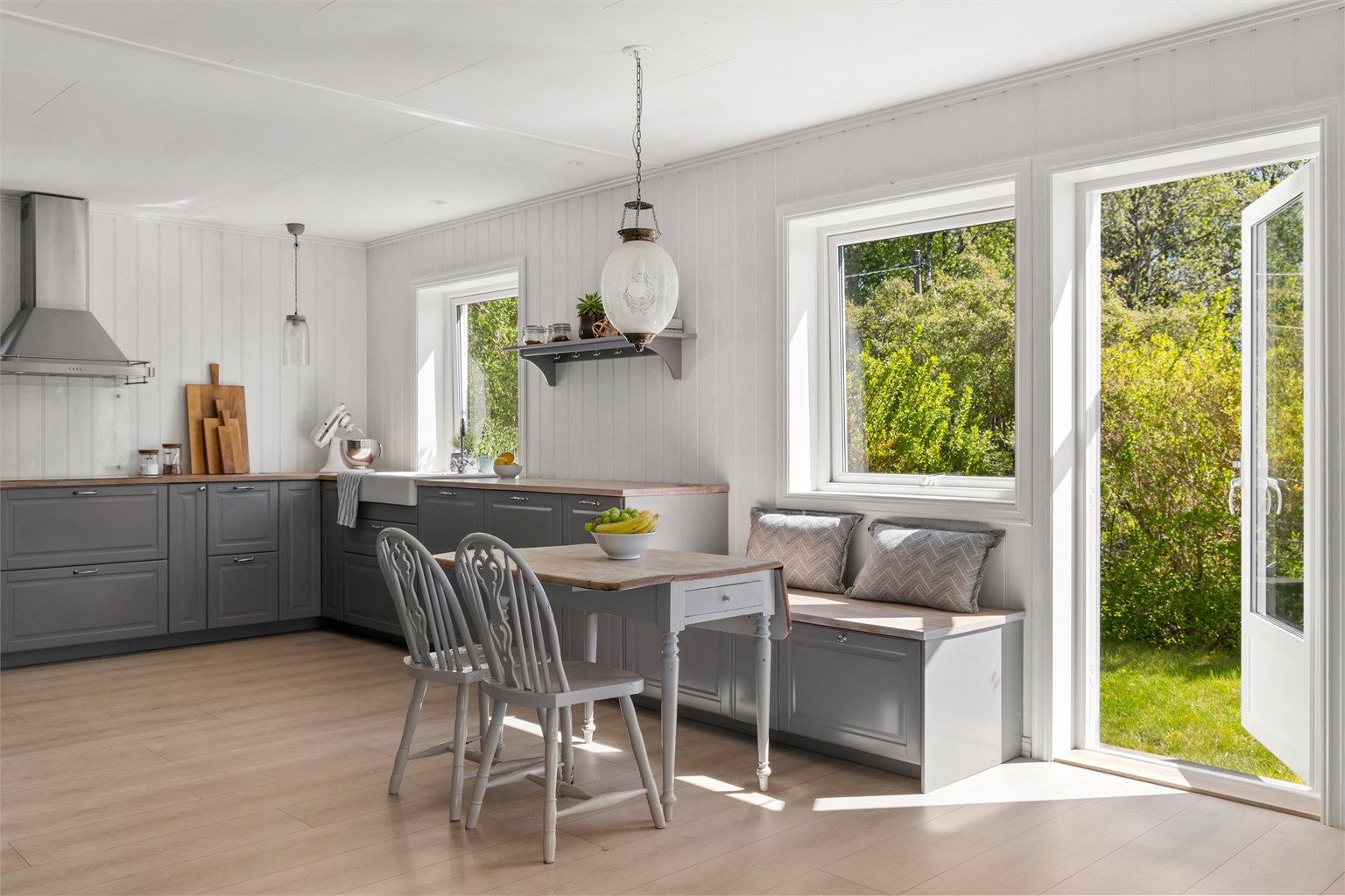 Fra kjøkkenet er det utgang til hagen