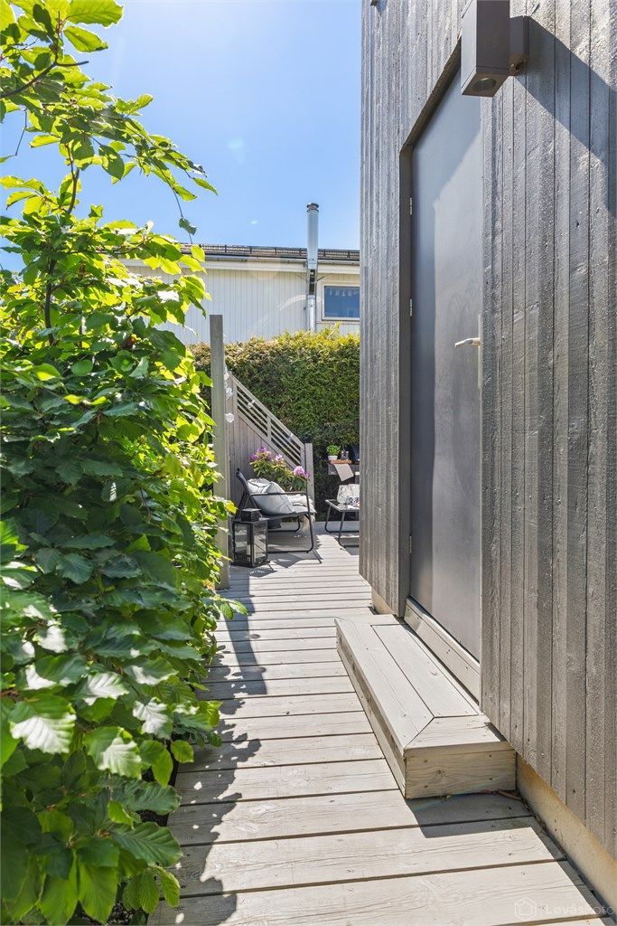 I tillegg til balkongen disponerer leiligheten en egen hagedel med terrasse. Utebod på 3 kvm medfølger også.