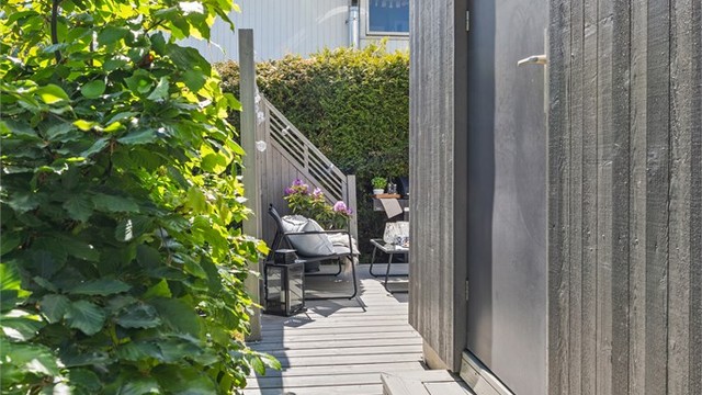 I tillegg til balkongen disponerer leiligheten en egen hagedel med terrasse. Utebod på 3 kvm medfølger også.