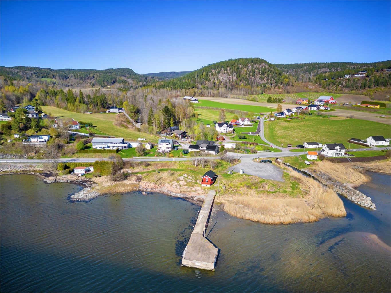 Det er ca. 25 minutters kjøring til Drammen sentrum og ca. 50 minutters kjøring til Oslo.