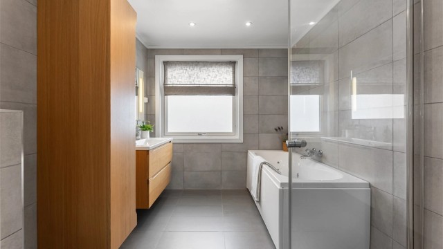 Delikat bad fra 2013 med innredning fra Linnbad, gulvvarme og downlights i himling.