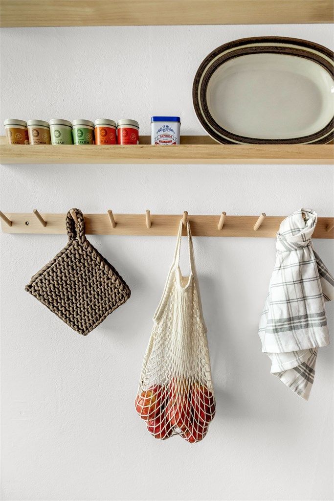 Praktiske hyller og knagger på kjøkkenet.