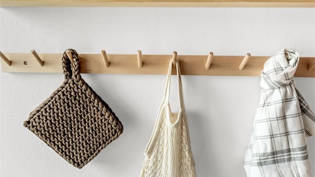 Praktiske hyller og knagger på kjøkkenet.