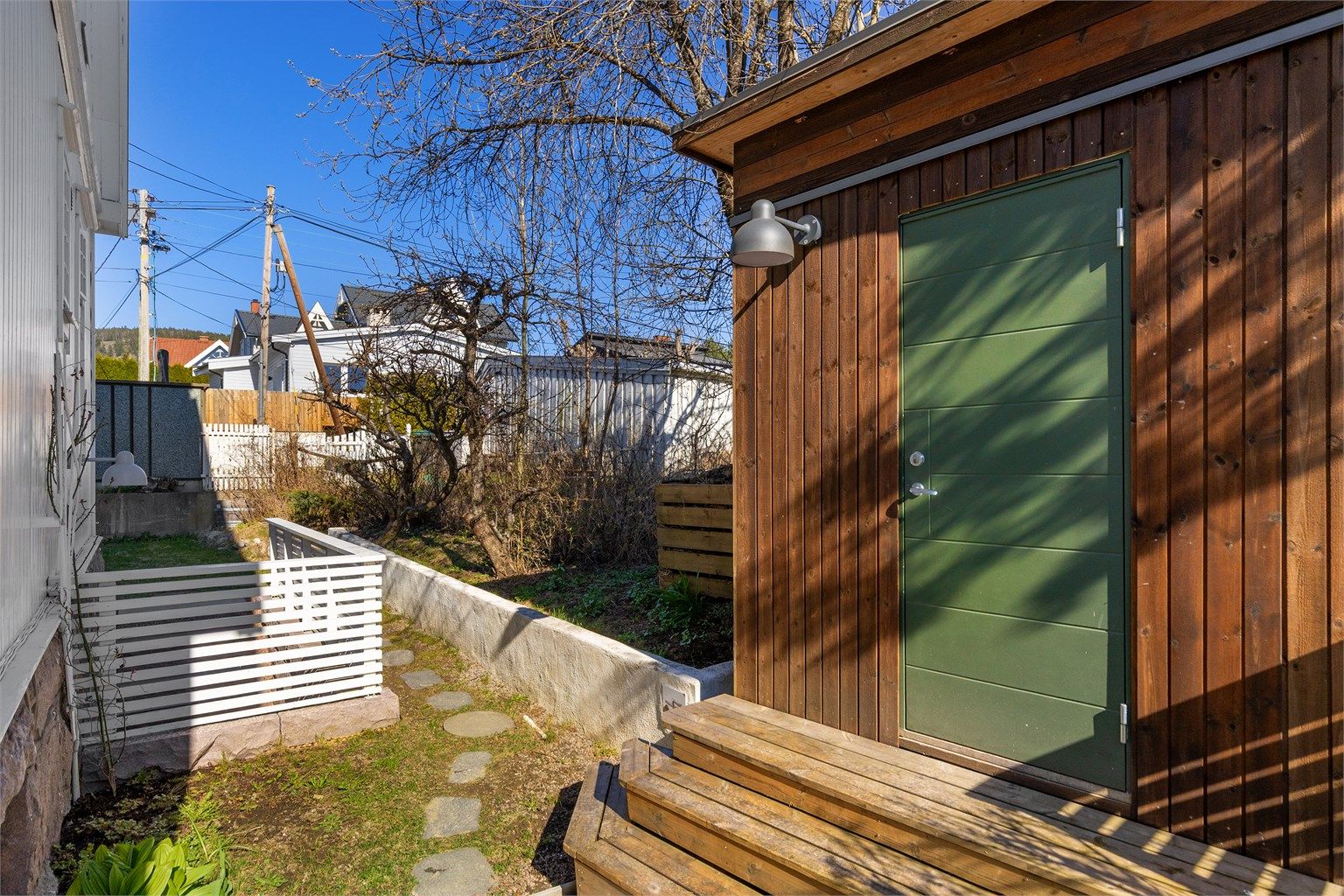 Utvendig disponerer seksjonen bod som står på fellesarealet for sameiet, der man deler på hageutstyr som står i boden
