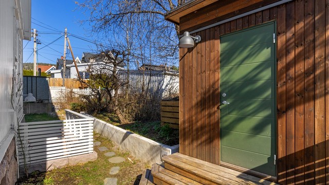 Utvendig disponerer seksjonen bod som står på fellesarealet for sameiet, der man deler på hageutstyr som står i boden