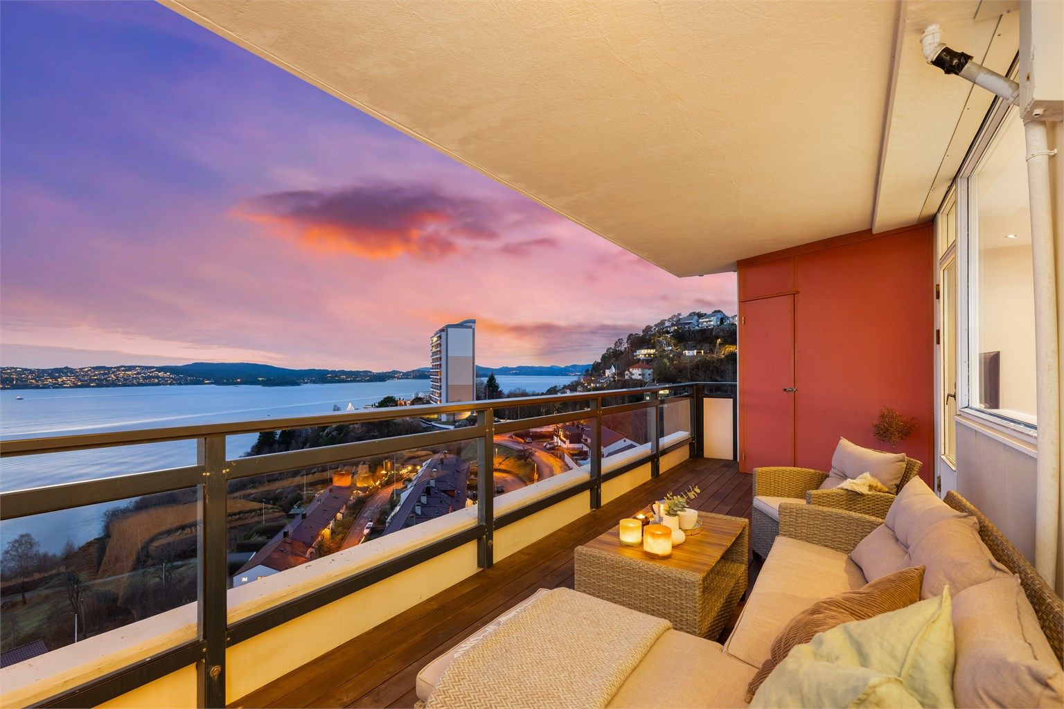 Andre veien ser du også mot Alver og Frekhaug. 