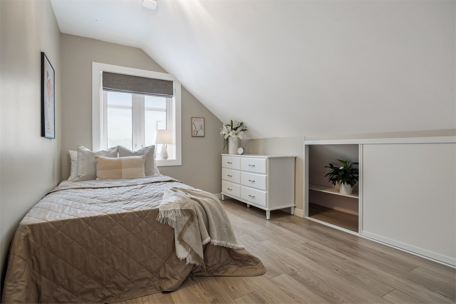 Smarte løsninger for oppbevaring i kneveggene.