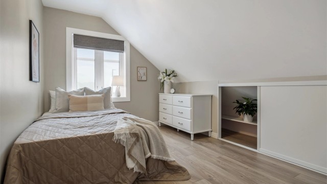 Smarte løsninger for oppbevaring i kneveggene.